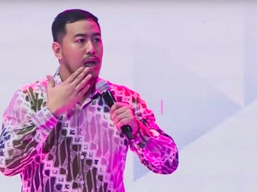 Penasaran Video Pandji Ciuman Hot dengan Sophia Lajtuba & Bagus 'Netral'