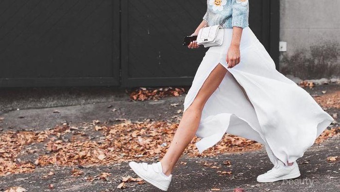 Style Feminin Juga Bisa Pakai Sneakers Lho, Intip Inspirasinya di Sini!