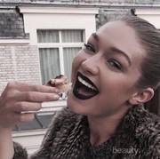 Waduh! Kamu Mungkin Gak Sadar, Kebiasaan Ini Justru Bisa Bikin Bibirmu Hitam!