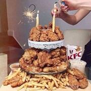 Unik! Enggak Melulu dengan Kue Tart, Beberapa Makanan Ini Bisa Juga Jadi Kue Ulang Tahun Lho