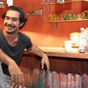 Ladies, Inilah Daftar Peran Unik yang Pernah Dilakoni oleh Reza Rahardian!