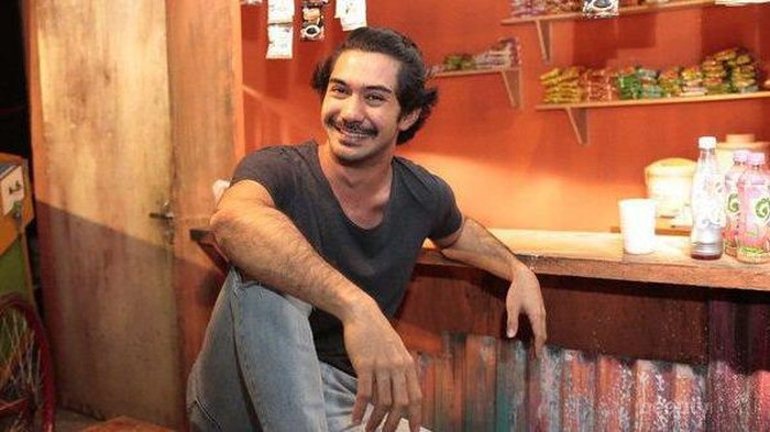 Ladies, Inilah Daftar Peran Unik yang Pernah Dilakoni oleh Reza Rahardian!