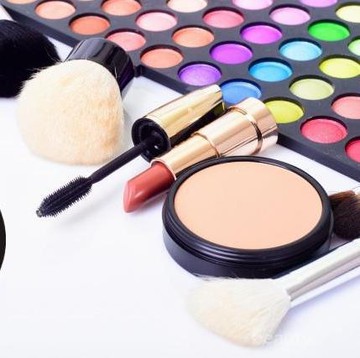 img-title Hijabers, Ini Dia Tips Memilih Make Up Halal untuk Melengkapi Hijab Style-mu!