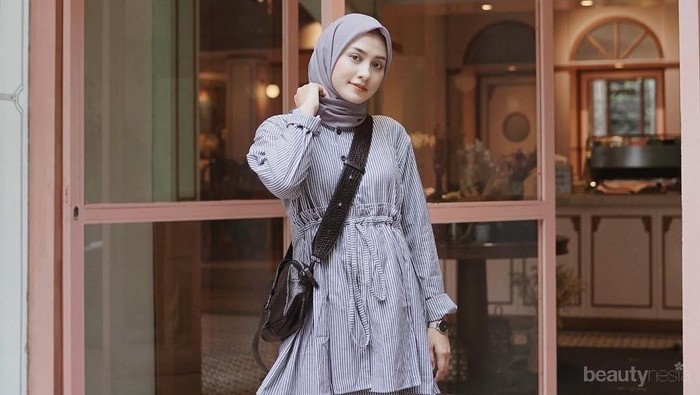 Hijabers, Begini Caranya Tips Padu Padan Tunik untuk Kamu yang Bertubuh Pendek nan Mungil!