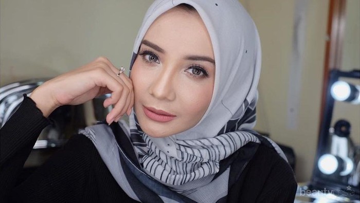 Tampil Anggun dan Stylish Saat Kondangan? Contek Gaya Zaskia Sungkar Ini Aja Ladies!