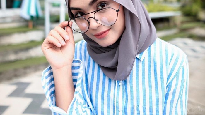 Tampilan Baru Vebby Palwinta Sebagai Hijabers Ini Sungguh Stylish dan Menginspirasi