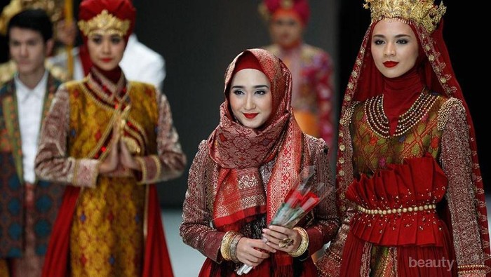 Bangga Banget! 4 Desainer Muslim Ini Sukses Bawa Desain Baju Mereka Mendunia!