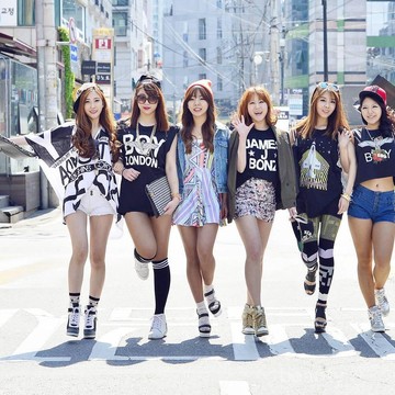 img-title Ups, Cobain Gaya T-Shirt ala K-Fashion yang Chic banget Ini yuk!