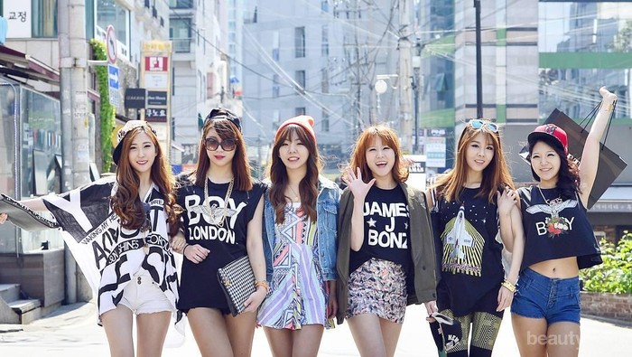 Ups, Cobain Gaya T-Shirt ala K-Fashion yang Chic banget Ini yuk!