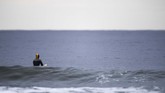 FOTO: Surfing di Pantai 'Nuklir' Fukushima Pantai Minamisoma, di utara Pembangkit Listrik Tenaga Nuklir (PLTN) Fukushima Daiichi yang rusak setelah dihantam gempa dan tsunami pada 11 Maret 2011.