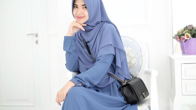 Inspirasi Model Gamis  Muslimah Syar i  Polos yang  Cocok  dan 