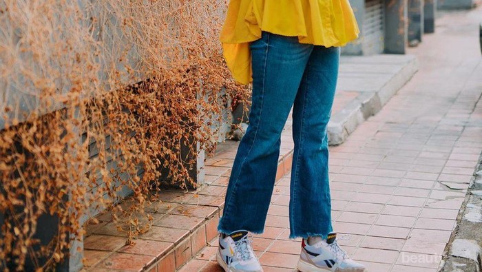 Inspirasi Outfit Hijab ala Marsha Natika dengan Sneakers