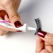 Ladies, apa ya lem bulu mata palsu yang bagus dan gak bikin mata perih?