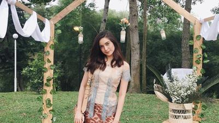 Biar Cantik Maksimal, Gaya Make Up Andalan untuk Kondangan Outdoor Ini Bisa Kamu Tiru!