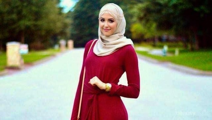 Tips Tampil Percaya Diri dengan Warna Merah untuk Pilihan Outfit Kondangan Kamu
