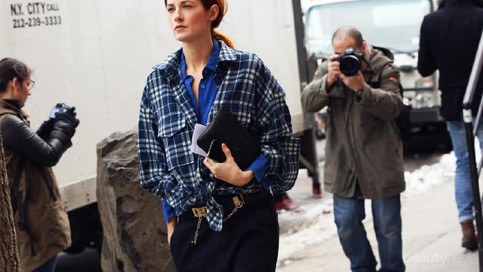 Ladies, Intip Cara Seru Untuk Tampil Gaya Dengan Kemeja Flanel Yuk!