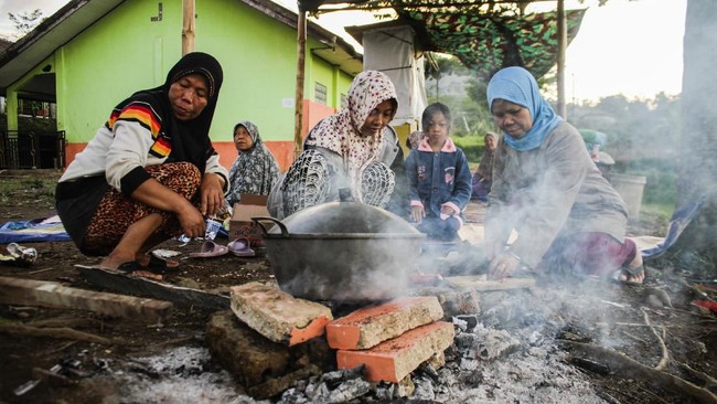 Warga Desa Tamanjaya, Sumur, Pandeglang, Banten, mengungsi ke hunian bekas Tsunami Selat Sunda 2018 pascagempa M 6,6.