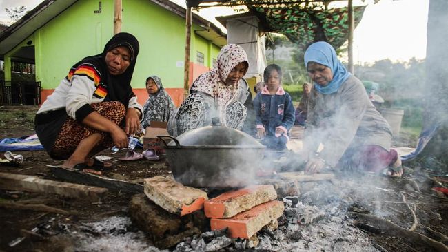Warga Desa Tamanjaya, Sumur, Pandeglang, Banten, mengungsi ke hunian bekas Tsunami Selat Sunda 2018 pascagempa M 6,6.