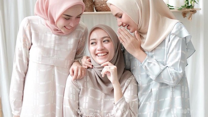 Simpel dan Manis, Model Atasan Muslimah Ini Sedang Laris di Awal Tahun 2018 Ini