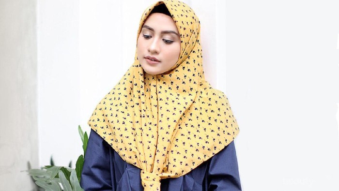 Tampil dengan Warna Kuning untuk Hijab Outfit? Ini Dia Beberapa Inspirasinya!