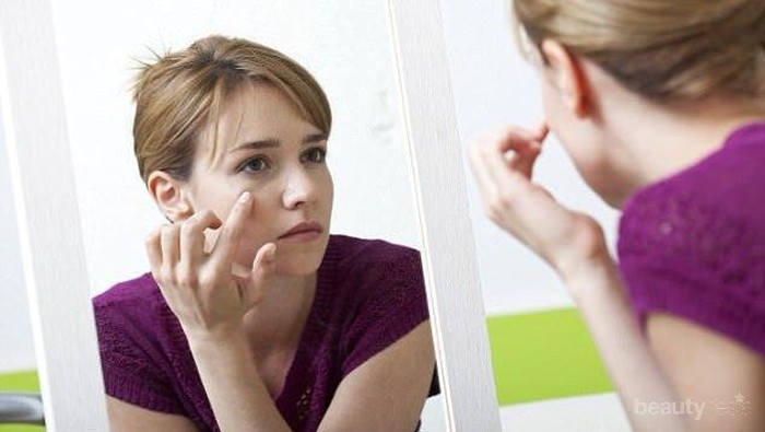 Nangis Semalaman karena Putus Cinta? Samarkan Mata Sembab dengan Cara Ini!