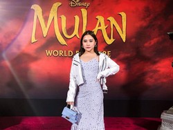 Gaya Prilly Latuconsina Jadi Tamu Premier Mulan di Los Angeles