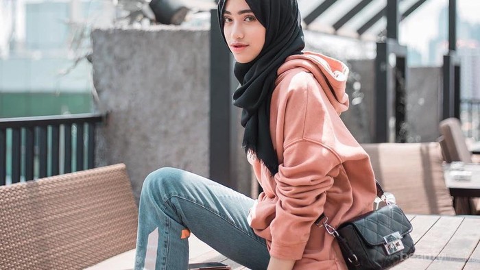 Keren Deh! Begini Tips Bikin Look Boyish Hingga Feminine dengan Sneakers ala Hijabers