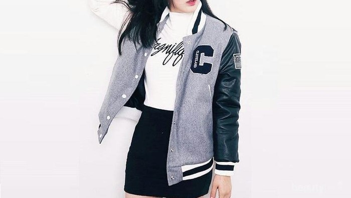 Biar Lebih Hits, Begini Cara Mix and Match Jacket Varsity Kekinian Buat Sehari-hari!