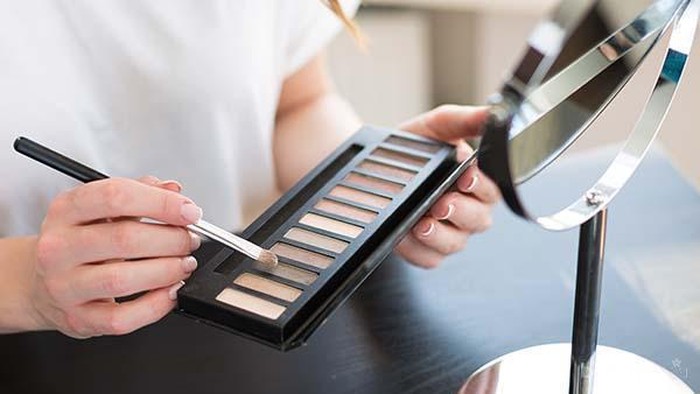 Ternyata, Ini Lho Kesalahan Memakai Eyeshadow yang Sering Dilakukan oleh Para Wanita!