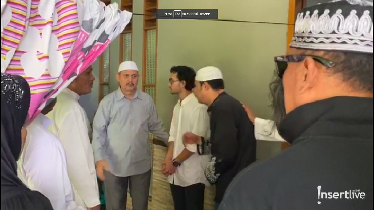 6 Potret Suasana di Rumah Duka Rama Aiphama Penyanyi legendaris Rama Aiphama meninggal dunia pada Rabu (11/3). Jenazah Rama Aiphama disemayamkan di rumah duka di Condet, Jakarta Timur.