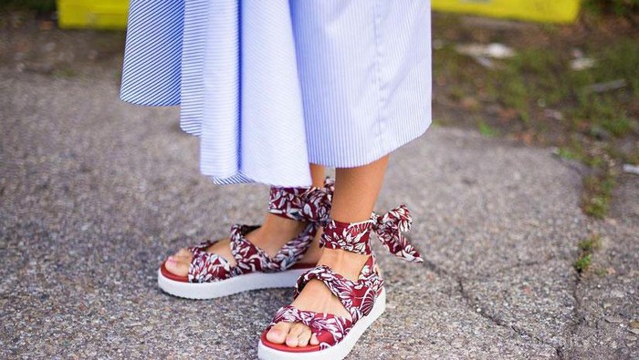 Pilih Sandal Sesuai dengan Bentuk Kaki, Ikuti Saja Cara Ini!