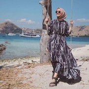 4 Inspirasi Abaya ala Mega Iskanti, Gak Bakal Keliatan Tua!