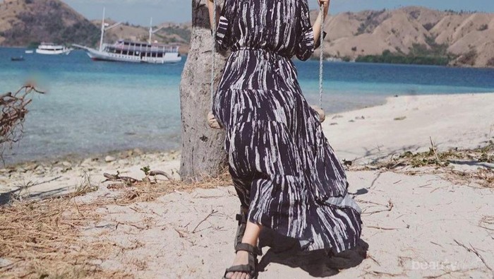 4 Inspirasi Abaya ala Mega Iskanti, Gak Bakal Keliatan Tua!