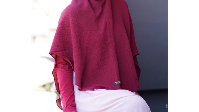 Biar Enggak Monoton, Ini Dia Warna Hijab Syar'i yang Wajib Banget Kamu Punya!