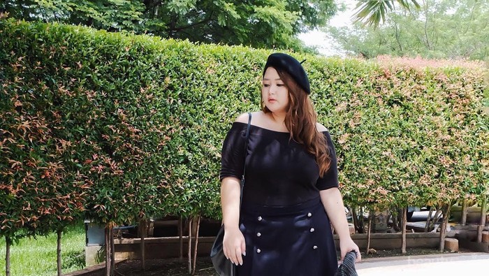 5 Warna Outfit yang Bikin Tubuh Curvy jadi Seksi, Cobain Yuk!