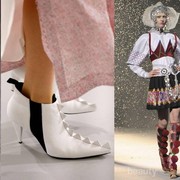 Mulai dari Wearable hingga Nyentrik, Intip Ragam Sepatu Runway Berikut Ini