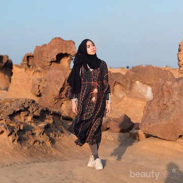 Tips Pilihan Outfit untuk Hijabers yang Ingin Menggunakan White Sneakers untuk Gaya Sehari-hari