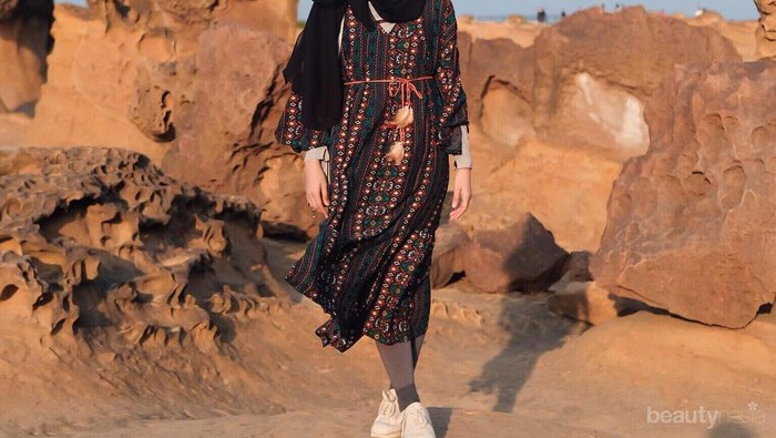 Tips Pilihan Outfit untuk Hijabers yang Ingin Menggunakan White Sneakers untuk Gaya Sehari-hari