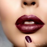Supaya Gigi Terlihat Lebih Putih, Kamu Bisa Pilih Warna Warna Lipstik Ini!