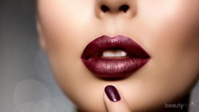 Supaya Gigi Terlihat Lebih Putih, Kamu Bisa Pilih Warna Warna Lipstik Ini!