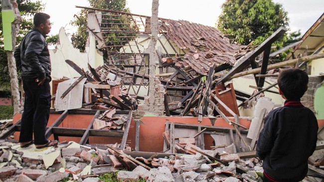 Warga melihat bangunan sekolah ambruk akibat gempa bumi di kecamatan Kabandungan, Sukabumi, Jawa Barat, Rabu (11/3/2020). Gempa berkekuatan magnitudo 5,0 terjadi Selasa (10/3/2020) mengakibatkan ratusan rumah rusak di enam kecamatan meliputi Kabandungan, Kalapanunggal, Parakansalak, Cidahu, Cikidang dan Ciambar. ANTARA FOTO/Budiyanto/agr/foc.