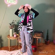 Biar Makin Kece, Ini Inspirasi Mix and Match dengan Kemeja Abstrak