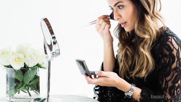 Pakai Bedak Sebelum Foundation? Beneran Ampuh Lho!