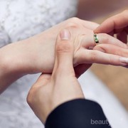 Ladies, Ternyata Ini Alasannya Kenapa Cincin Nikah Dipasang di Jari Manis