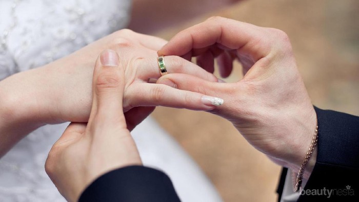 Ladies, Ternyata Ini Alasannya Kenapa Cincin Nikah Dipasang di Jari Manis