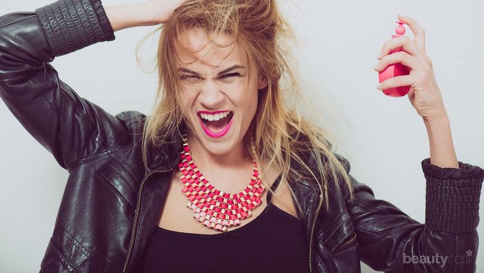 Rambut Kamu Sering Bau? Kenali Lebih Lanjut Tentang Smelly Hair Syndrome yuk!