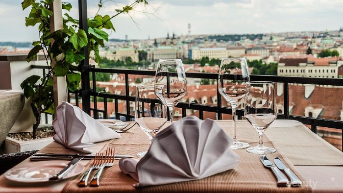 Mau Makan Malam Romantis Bersama Pasangan? Coba Kunjungi 5 Kota Ini