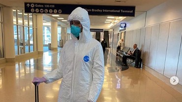 img-title Pakai Baju Hazmat di Bandara, Naomi Campbell Kena Semprot Publik