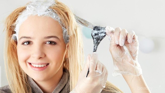 Enggak Nyangka, Ternyata Bleaching Rambut Sendiri di Rumah Berbahaya Lho, Ladies!