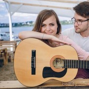 Ladies, Ini Dia Alasan Kenapa Pria Menyukai Cewek yang Bisa Main Gitar